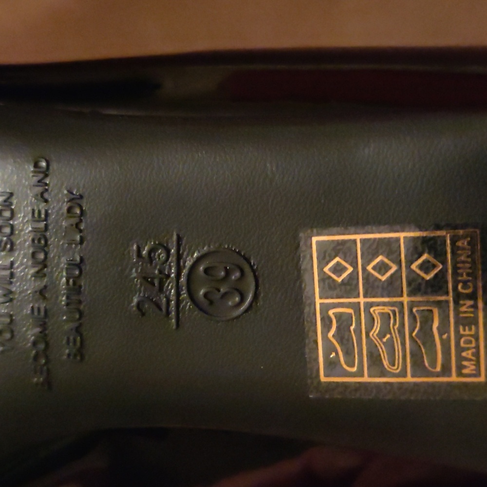 Chic Black Patent Leather Heels - Picture 6 of 7